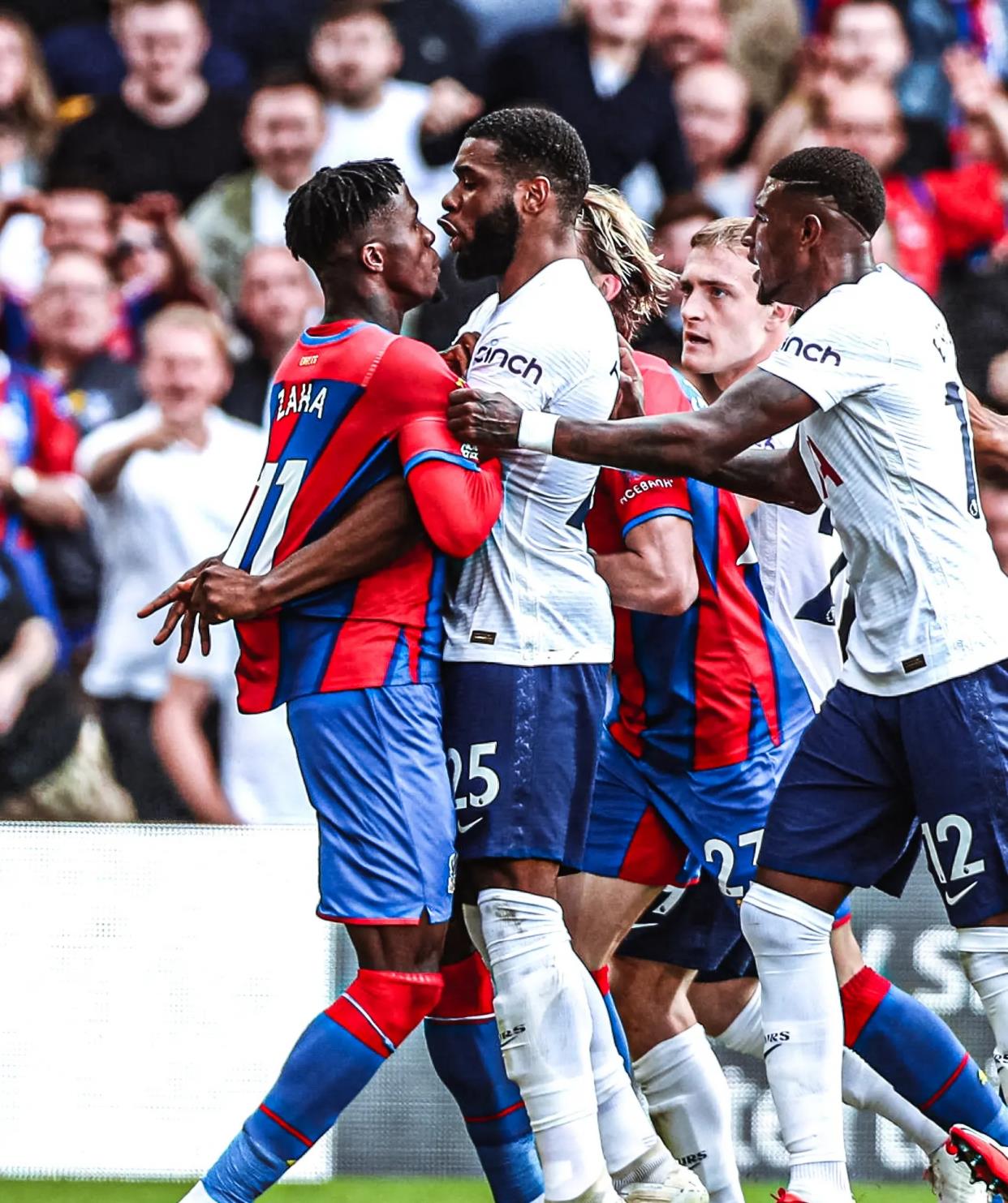 川超联赛出现暴力事件，凉山队球员比赛结束后飞踹裁判